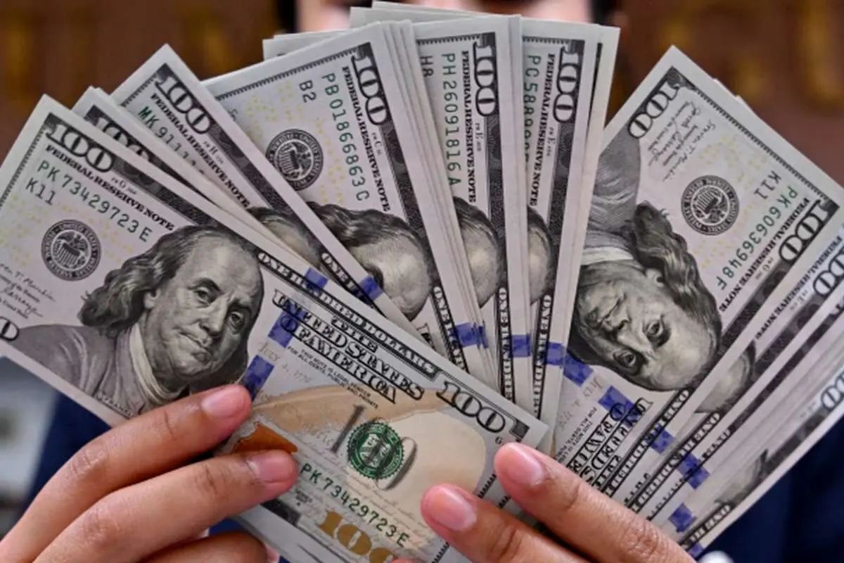 علت این همه نوسان دلار چیست؟