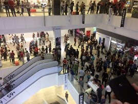 تجمع جمعی از کسبه پاساژ علاءالدین در اعتراض به بی‌ثباتی قیمت ارز