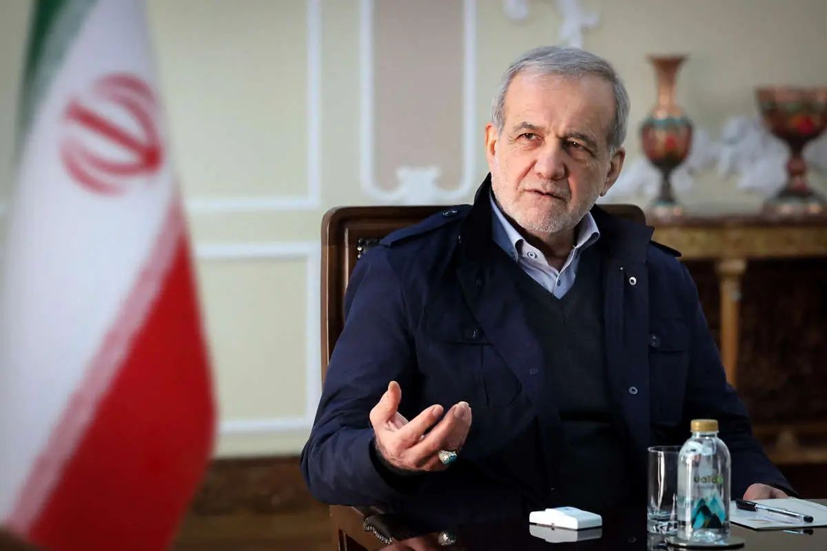 پزشکیان: ما از ابتدا اعلام کرده‌ایم به دنبال جنگ نیستیم؛ به دنبال خدمت به مردم هستیم، اما با فشار‌های اقتصادی تلاش می‌کنند مانع خدمت‌رسانی شوند تا وقتی نمی‌توانیم خدمتگزار شویم  بگویند اینها عرضه ندارند و باید از بین بروند / اگر ما از بین برویم و اینها بیایند به مردم خدمت می‌کنند؟