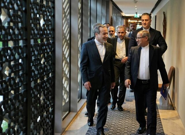 نیویورک‌تایمز به نقل از سه مقام ایرانی: تهران آمادگی خود را برای تعلیق غنی‌سازی به مدت ۳ تا ۵ سال و پس از آن، پیوستن به یک بلوک منطقه‌ای برای غنی‌سازی صلح‌آمیز اعلام کرده / ایران سطح غلظت اورانیوم خود را در ازای رفع تحریم‌ها کاهش خواهد داد / تهران همچنین پیشنهاد سرمایه‌گذاری و تجارت با آمریکا در بخش نفت و انرژی را ارائه کرده