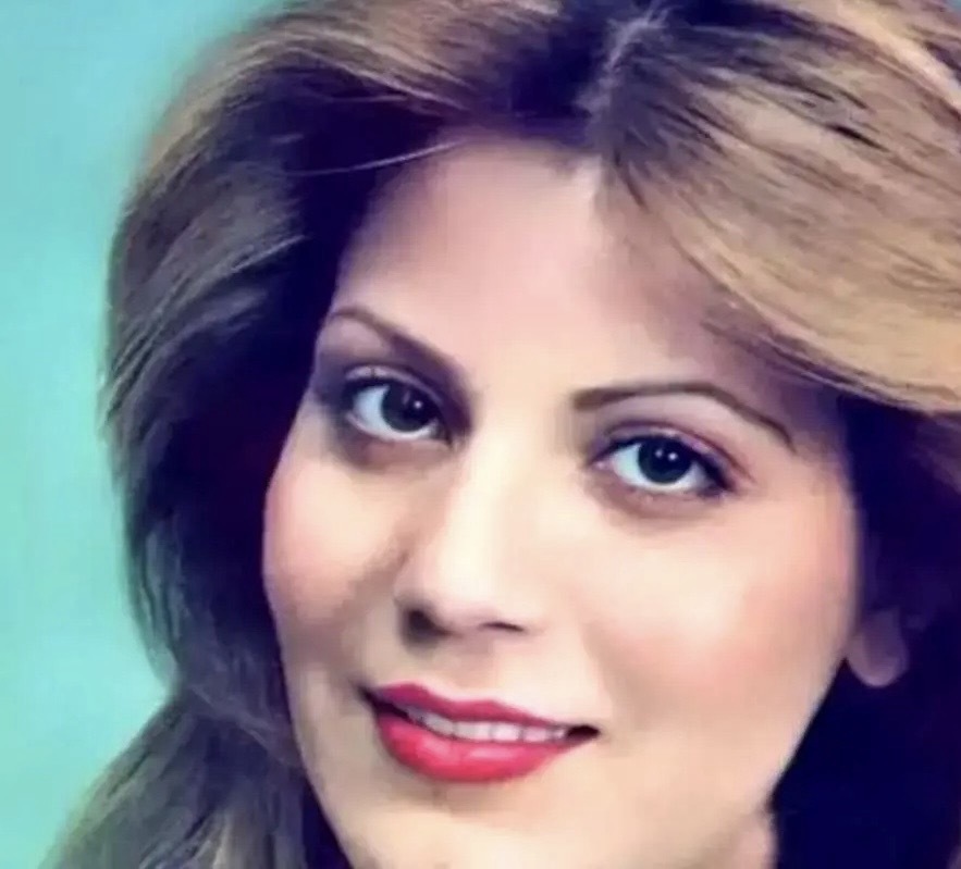 اکی بنایی کیست؟ خواننده‌ای که دکترای موسیقی داشت